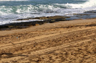 İsrail devletinin kuzeyindeki Akdeniz 'de kumdaki ayak izleri. İsrail 'de sıcak sonbahar. 