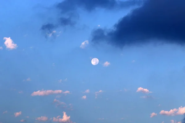 Луну Фоне Ночного Неба Покрытого Дождевыми Тучами — стоковое фото