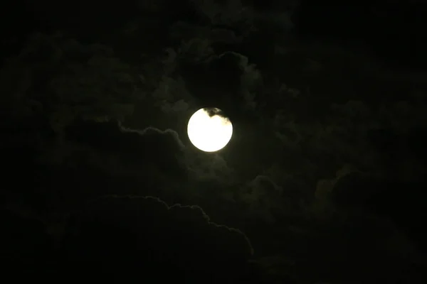 Der Mond Auf Dem Hintergrund Des Nachthimmels Mit Regenwolken Bedeckt — Stockfoto