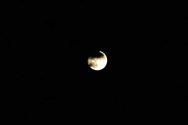 在乌云笼罩的夜空中的月亮 — 图库照片