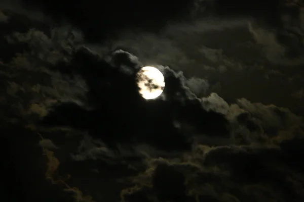 雨雲に覆われた夜空の背景にある月は — ストック写真