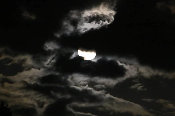 Der Mond Auf Dem Hintergrund Des Nachthimmels Mit Regenwolken Bedeckt — Stockfoto