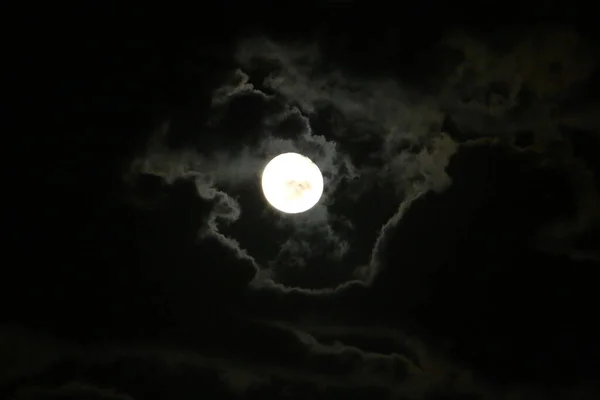 Луну Фоне Ночного Неба Покрытого Дождевыми Тучами — стоковое фото