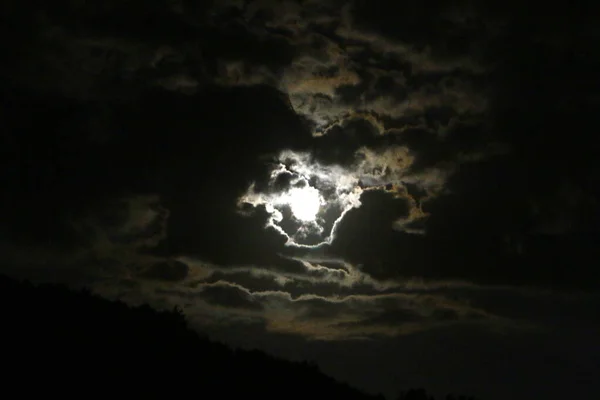 Gece Karanlığında Yağmur Bulutlarıyla Kaplı Olan Gökyüzüne — Stok fotoğraf
