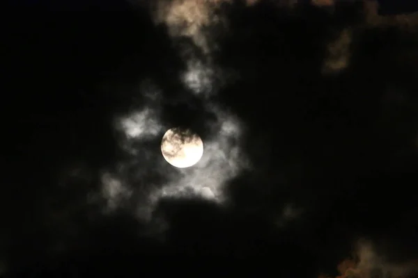 Der Mond Auf Dem Hintergrund Des Nachthimmels Mit Regenwolken Bedeckt — Stockfoto