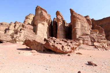 Süleyman Sütunları İsrail 'in güneyindeki Eilat yakınlarındaki Timna Vadisi' nde. Jeolojik kaya oluşumları 