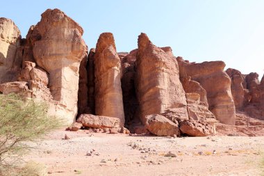 Süleyman Sütunları İsrail 'in güneyindeki Eilat yakınlarındaki Timna Vadisi' nde. Jeolojik kaya oluşumları 