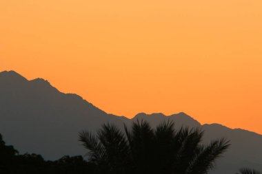 İsrail 'in güneyinde, Eilat' ta, Kızıldeniz kıyılarında sabahın erken saatlerinde ve gün doğumunda. 