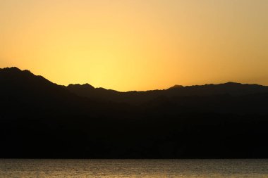 İsrail 'in güneyinde, Eilat' ta, Kızıldeniz kıyılarında sabahın erken saatlerinde ve gün doğumunda. 