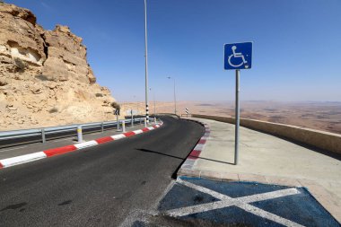 Eilat 'a giden otoyol İsrail' in güneyindeki Negev çölünden geçiyor. Negev Çölü ve Eilat Dağları 'ndaki manzaralar 