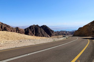 Eilat 'a giden otoyol İsrail' in güneyindeki Negev çölünden geçiyor. Negev Çölü ve Eilat Dağları 'ndaki manzaralar 