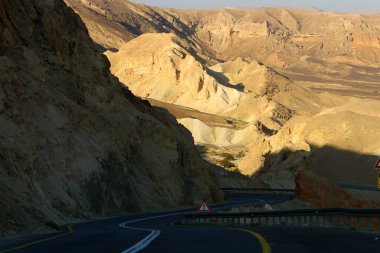 Eilat 'a giden otoyol İsrail' in güneyindeki Negev çölünden geçiyor. Negev Çölü ve Eilat Dağları 'ndaki manzaralar 