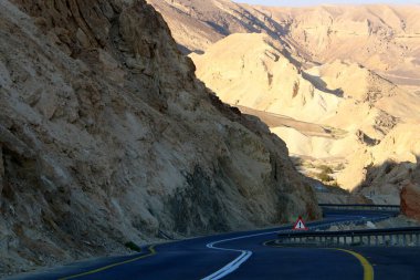 Eilat 'a giden otoyol İsrail' in güneyindeki Negev çölünden geçiyor. Negev Çölü ve Eilat Dağları 'ndaki manzaralar 