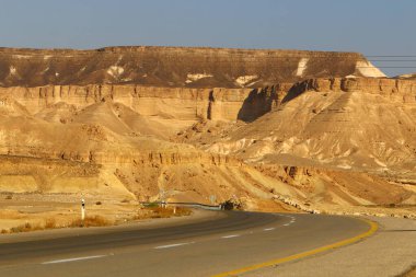 Eilat 'a giden otoyol İsrail' in güneyindeki Negev çölünden geçiyor. Negev Çölü ve Eilat Dağları 'ndaki manzaralar 