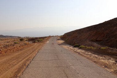 Eilat 'a giden otoyol İsrail' in güneyindeki Negev çölünden geçiyor. Negev Çölü ve Eilat Dağları 'ndaki manzaralar 
