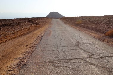 Eilat 'a giden otoyol İsrail' in güneyindeki Negev çölünden geçiyor. Negev Çölü ve Eilat Dağları 'ndaki manzaralar 