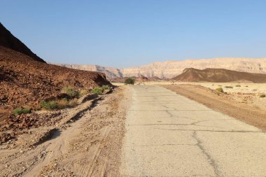 Eilat 'a giden otoyol İsrail' in güneyindeki Negev çölünden geçiyor. Negev Çölü ve Eilat Dağları 'ndaki manzaralar 