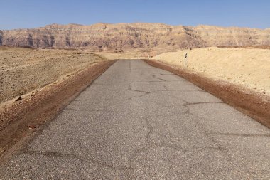 Eilat 'a giden otoyol İsrail' in güneyindeki Negev çölünden geçiyor. Negev Çölü ve Eilat Dağları 'ndaki manzaralar 