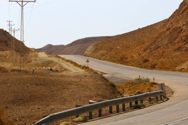 Eilat 'a giden otoyol İsrail' in güneyindeki Negev çölünden geçiyor. Negev Çölü ve Eilat Dağları 'ndaki manzaralar 