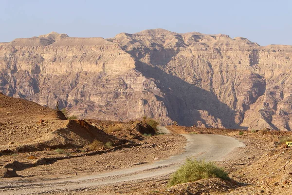 イスラエル南部のネゲヴ砂漠を通ってエイラートへの高速道路 ネゲヴ砂漠とエイラート山脈の風景 — ストック写真