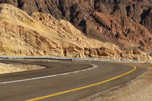 イスラエル南部のネゲヴ砂漠を通ってエイラートへの高速道路 ネゲヴ砂漠とエイラート山脈の風景 — ストック写真