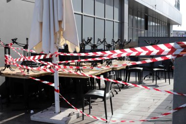 Sandalyeler ve masalar katlandı ve kapandı. Restoranlar ve plajlar kapalı. İsrail 'de virüs salgını. 