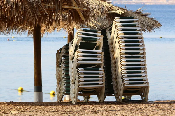 의자와 탁자는 레스토랑과 해변이 폐쇄되어 이스라엘에서 유행하고 바이러스 — 스톡 사진