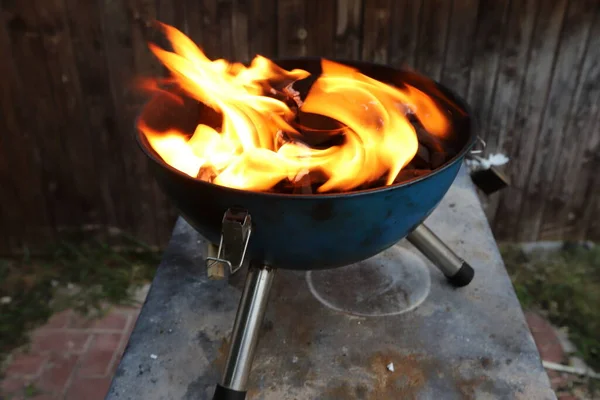 Brandend Brandhout Met Een Felle Vlam Een Ijzeren Grill Het — Stockfoto