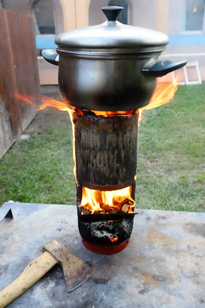 Leña Quemada Con Una Llama Brillante Una Parrilla Hierro Después — Foto de Stock