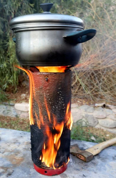 Leña Quemada Con Una Llama Brillante Una Parrilla Hierro Después — Foto de Stock