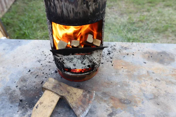Hořící Dřevo Jasným Plamenem Železném Grilu Zapálení Kebabů Maso Piknik — Stock fotografie