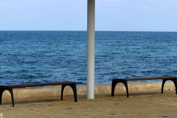 Una Panchina Riposo Parco Cittadino Sulle Rive Del Mar Mediterraneo — Foto Stock