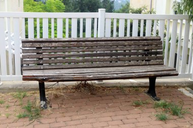 İsrail 'in kuzeyinde Akdeniz kıyısındaki bir şehir parkında dinlenmek için bir bank. 