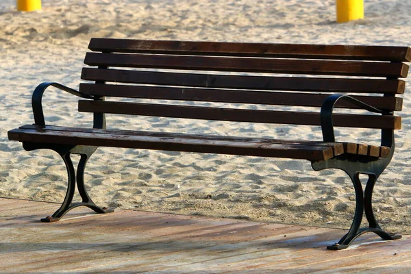 在以色列北部地中海沿岸的一个城市公园里的长椅上休息 — 图库照片