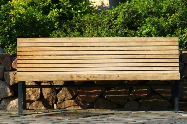 Een Rustbank Een Stadspark Aan Oevers Van Middellandse Zee Het — Stockfoto