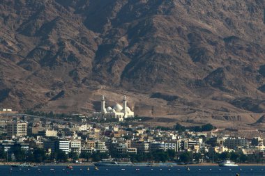 Ürdün, Eilat Körfezi 'nin diğer tarafında. Fotoğraf İsrail 'in yanından çekildi. 