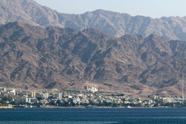Ürdün, Eilat Körfezi 'nin diğer tarafında. Fotoğraf İsrail 'in yanından çekildi. 