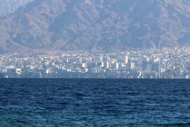 Ürdün, Eilat Körfezi 'nin diğer tarafında. Fotoğraf İsrail 'in yanından çekildi. 
