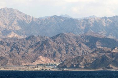 Ürdün, Eilat Körfezi 'nin diğer tarafında. Fotoğraf İsrail 'in yanından çekildi. 