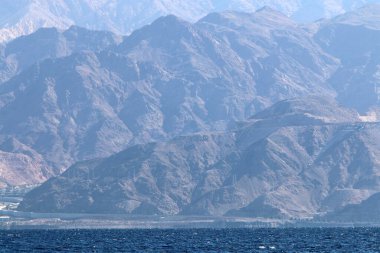 Ürdün, Eilat Körfezi 'nin diğer tarafında. Fotoğraf İsrail 'in yanından çekildi. 