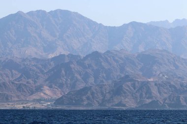 Ürdün, Eilat Körfezi 'nin diğer tarafında. Fotoğraf İsrail 'in yanından çekildi. 