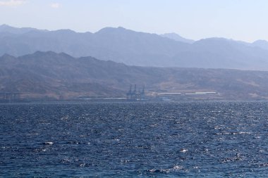 Ürdün, Eilat Körfezi 'nin diğer tarafında. Fotoğraf İsrail 'in yanından çekildi. 