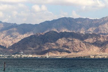 Ürdün, Eilat Körfezi 'nin diğer tarafında. Fotoğraf İsrail 'in yanından çekildi. 