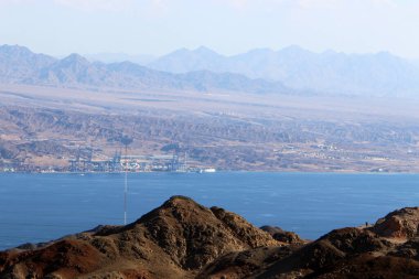 Ürdün, Eilat Körfezi 'nin diğer tarafında. Fotoğraf İsrail 'in yanından çekildi. 