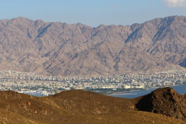 Ürdün, Eilat Körfezi 'nin diğer tarafında. Fotoğraf İsrail 'in yanından çekildi. 