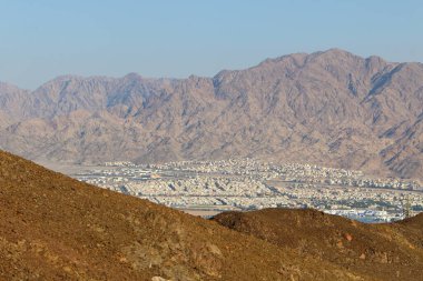 Ürdün, Eilat Körfezi 'nin diğer tarafında. Fotoğraf İsrail 'in yanından çekildi. 