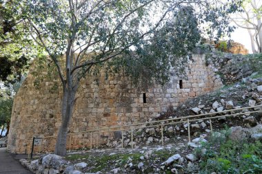 Yehiam Kalesi, Haçlıların İkinci Krallığı 'ndan iyi korunmuş bir feodal kale. Kale 1220 yılında inşa edildi ve Töton Şövalyeleri Tarikatı 'na aitti. 