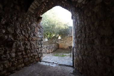 Yehiam Kalesi, Haçlıların İkinci Krallığı 'ndan iyi korunmuş bir feodal kale. Kale 1220 yılında inşa edildi ve Töton Şövalyeleri Tarikatı 'na aitti. 