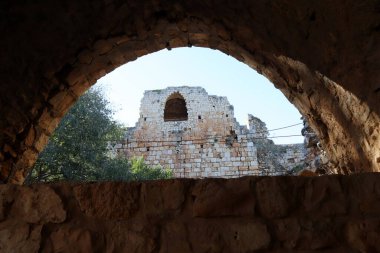 Yehiam Kalesi, Haçlıların İkinci Krallığı 'ndan iyi korunmuş bir feodal kale. Kale 1220 yılında inşa edildi ve Töton Şövalyeleri Tarikatı 'na aitti. 