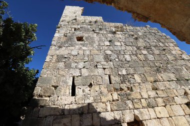 Yehiam Kalesi, Haçlıların İkinci Krallığı 'ndan iyi korunmuş bir feodal kale. Kale 1220 yılında inşa edildi ve Töton Şövalyeleri Tarikatı 'na aitti. 
